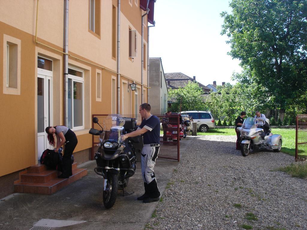 Pensiunea Claudiu Caransebes Bagian luar foto