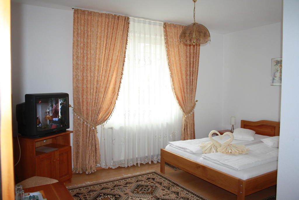 Pensiunea Claudiu Caransebes Bagian luar foto