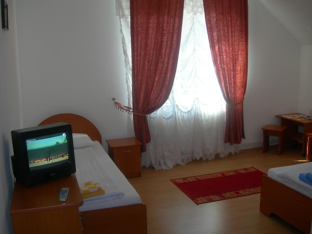 Pensiunea Claudiu Caransebes Bagian luar foto