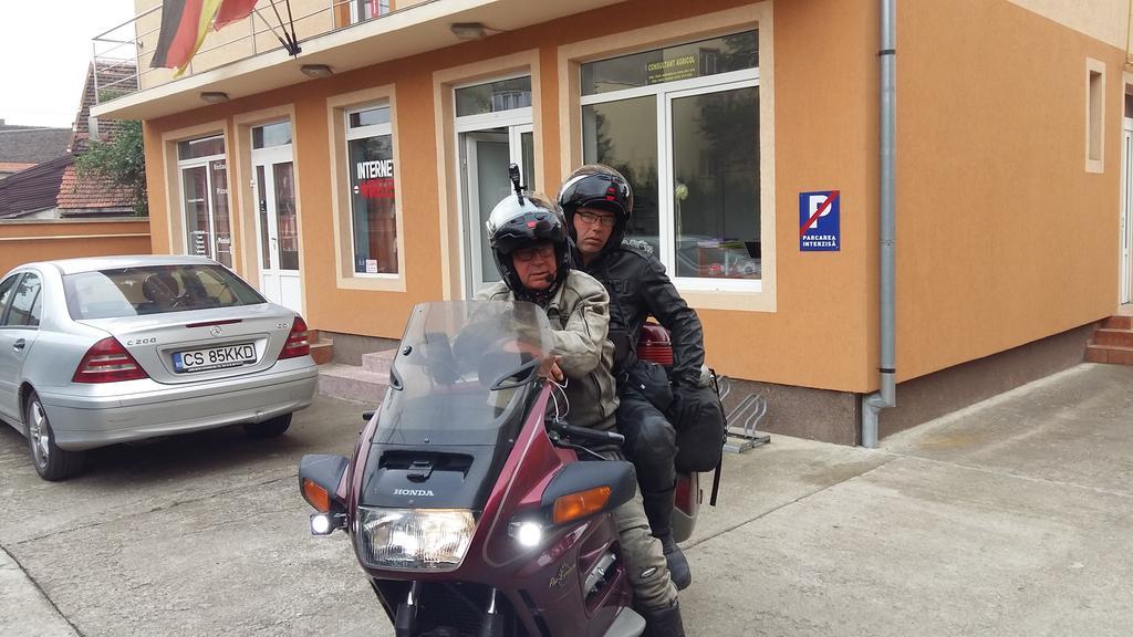 Pensiunea Claudiu Caransebes Bagian luar foto