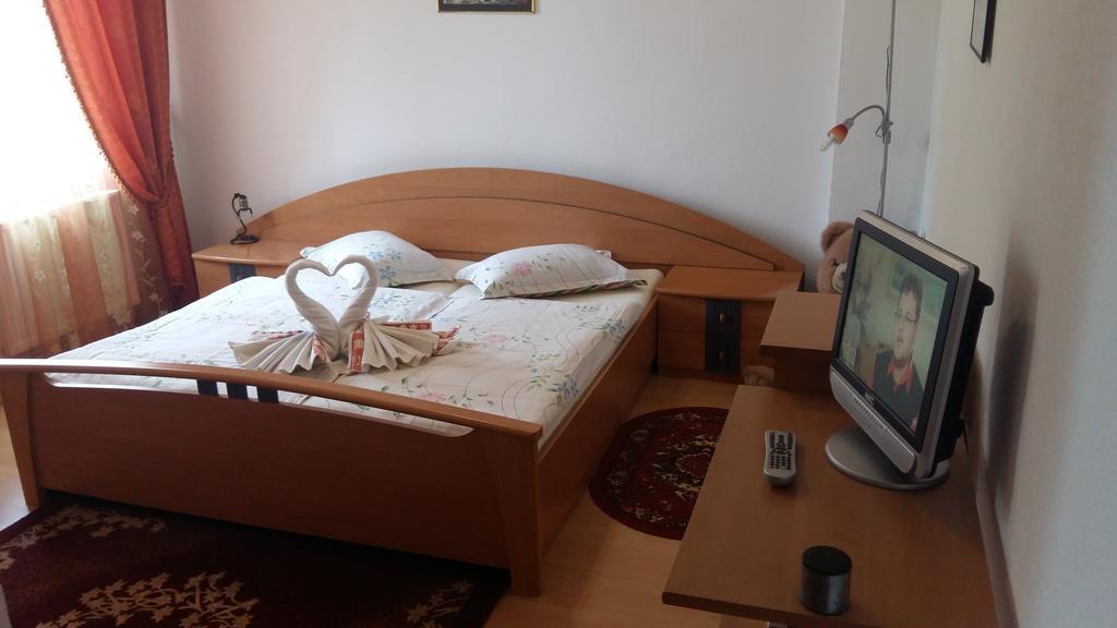 Pensiunea Claudiu Caransebes Bagian luar foto