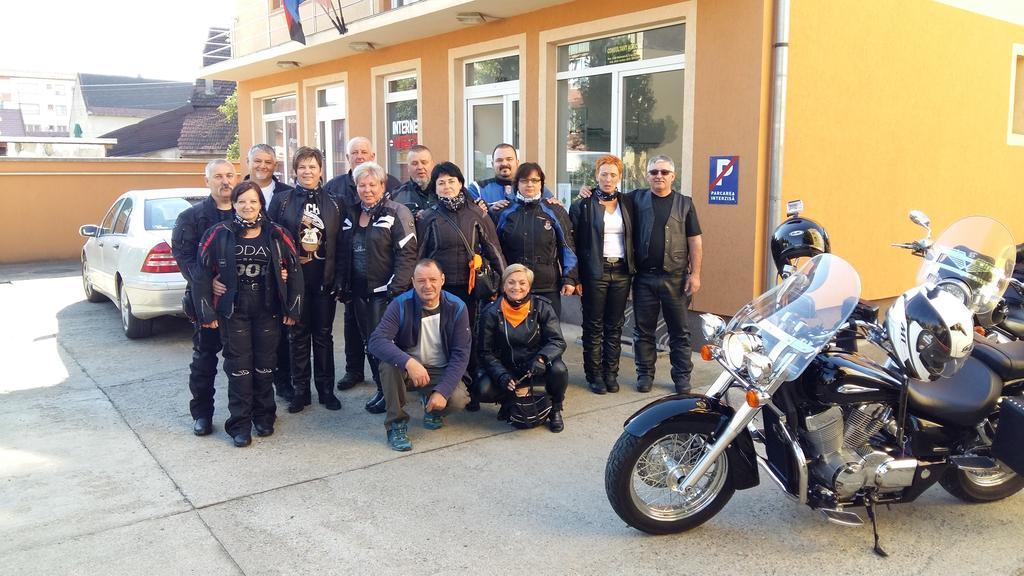 Pensiunea Claudiu Caransebes Bagian luar foto