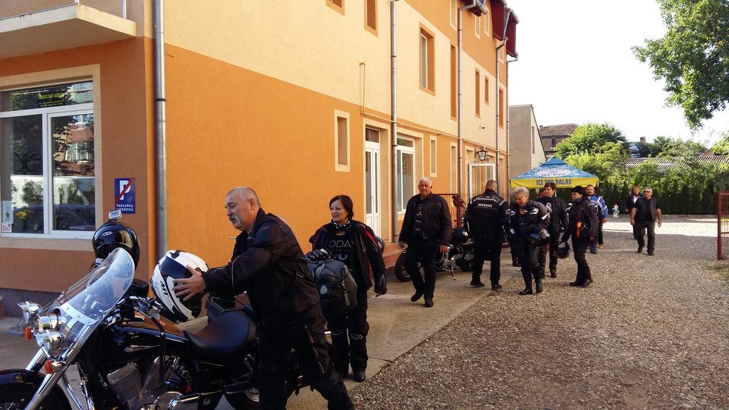 Pensiunea Claudiu Caransebes Bagian luar foto