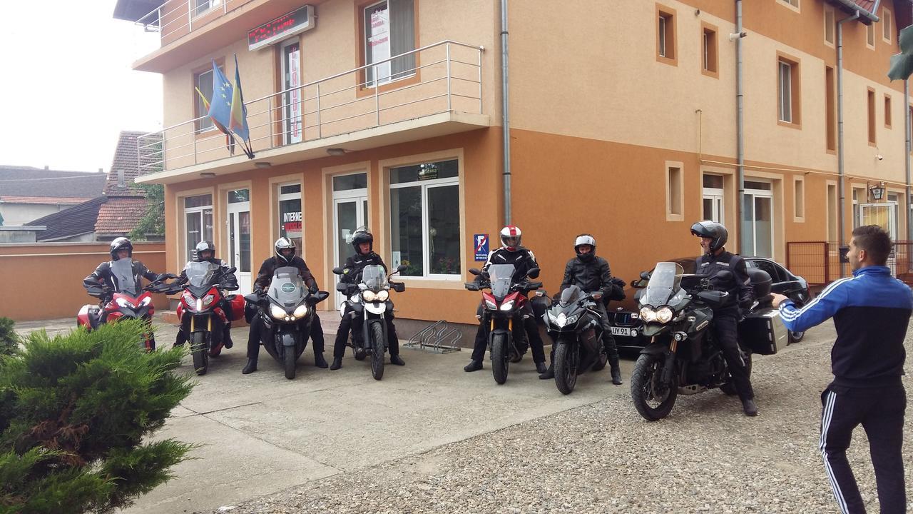 Pensiunea Claudiu Caransebes Bagian luar foto
